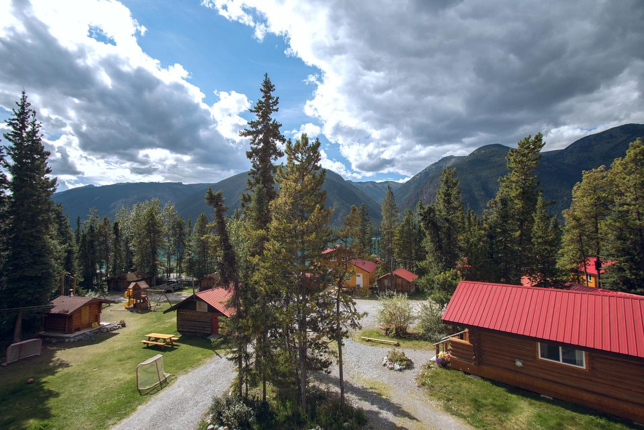 Northern Rockies Lodge Muncho Lake Exteriör bild