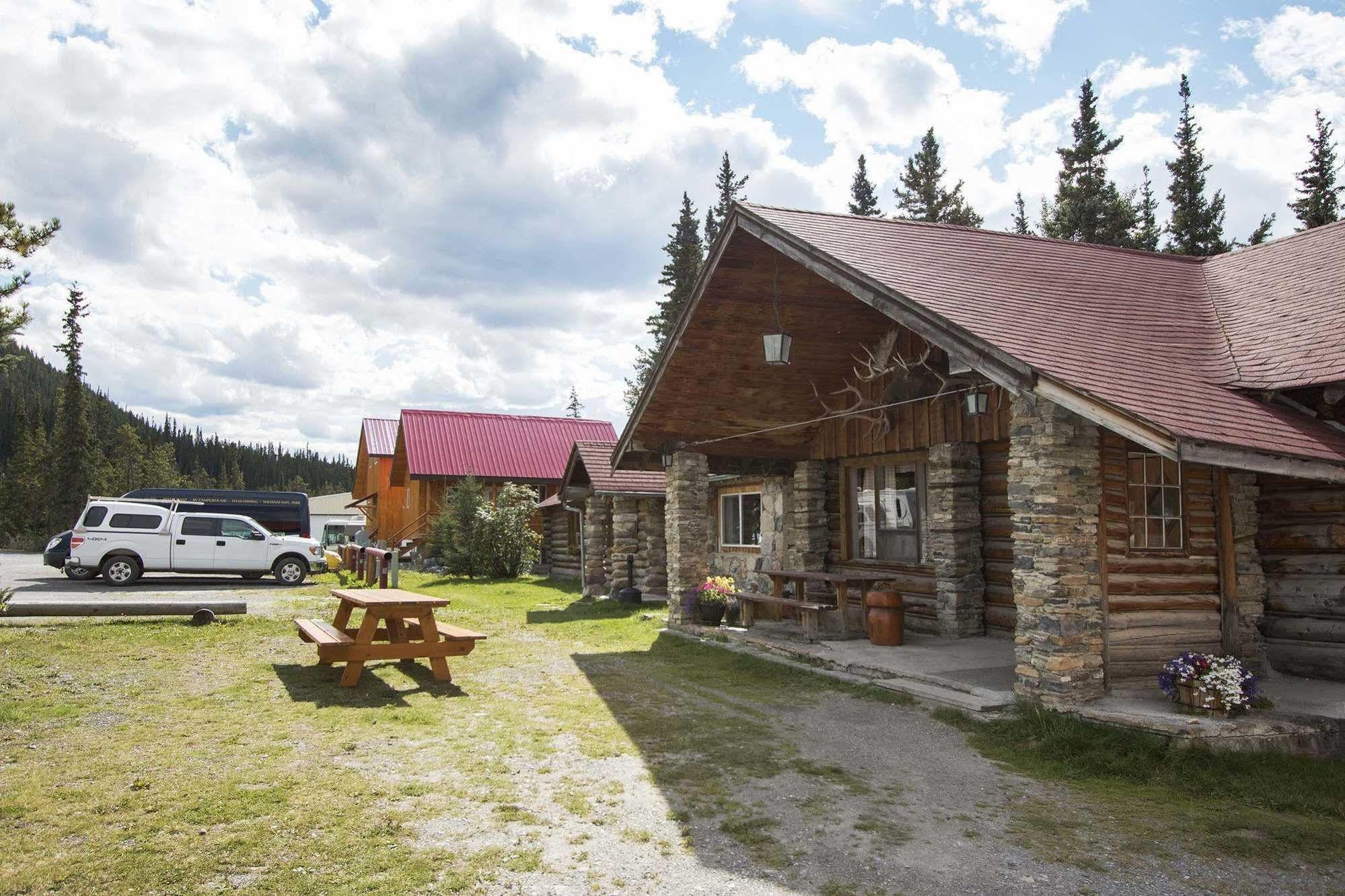 Northern Rockies Lodge Muncho Lake Exteriör bild