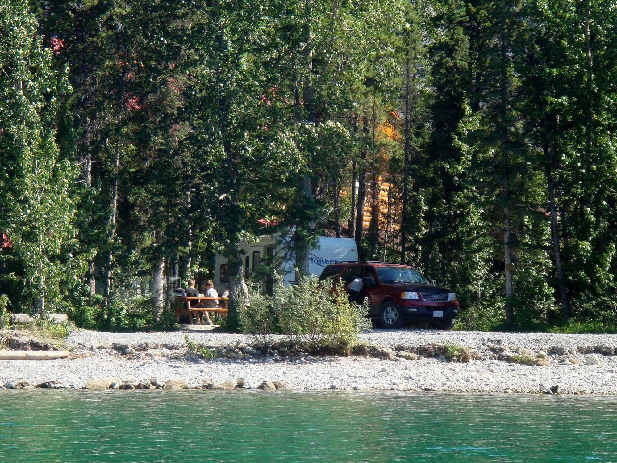 Northern Rockies Lodge Muncho Lake Exteriör bild